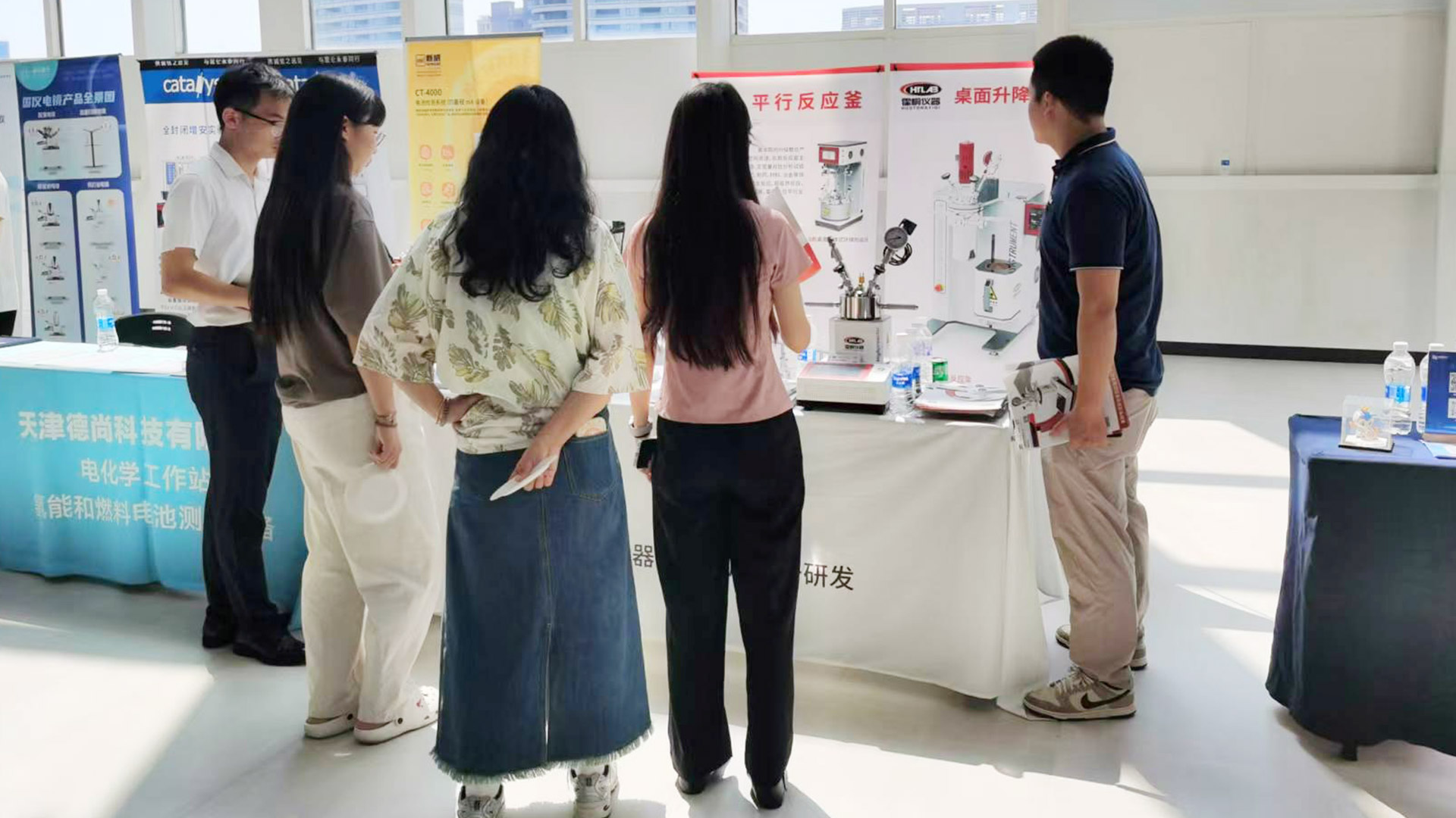 霍桐儀器展位前,訪客紛紛駐足了解霍桐儀器實(shí)驗(yàn)室反應(yīng)釜,看來(lái)是受到了他們的青睞!